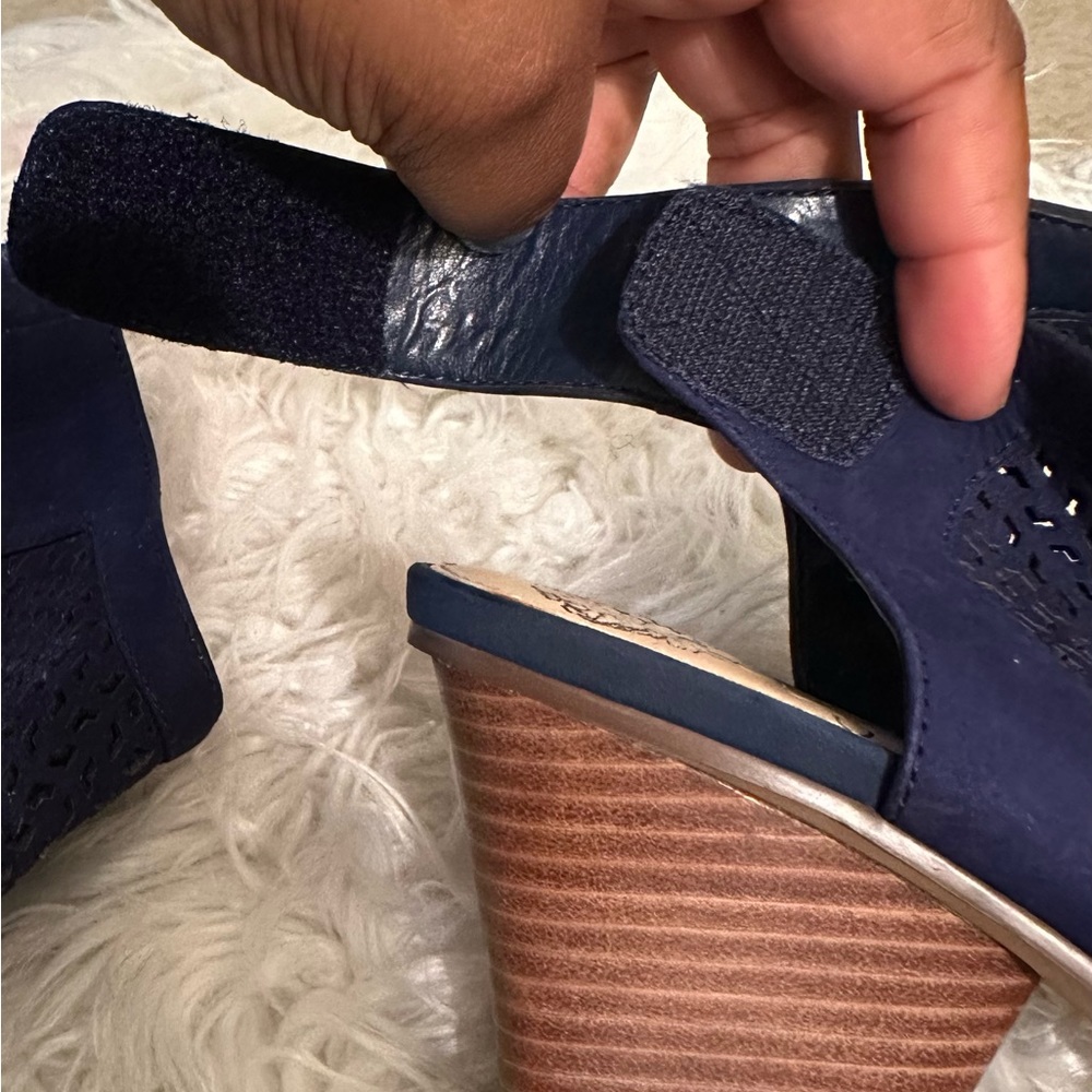 Vince Camuto Perforated Leather
Sandals - Dastana Size 9.5 Blue Suede - Picture 9 of 11